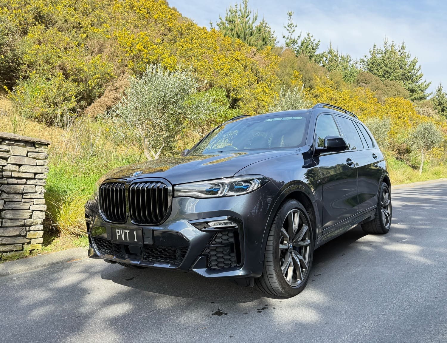 This flag ship SUV comes with a range of comfort features. It is equipped with Dakota leather upholstery